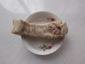 取出猪肉冲凉水，在凉水里泡2分钟后，使肉彻底凉透。