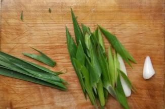 蒜苗斜切寸断。
