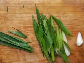 蒜苗斜切寸断。