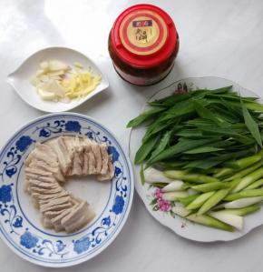 猪肉用150克，准备炒菜料，豆瓣酱。