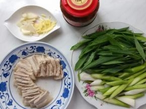 猪肉用150克，准备炒菜料，豆瓣酱。