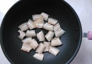 起锅少许油，放入肉片煎一下。