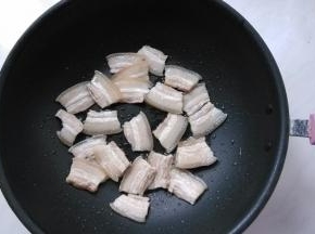 起锅少许油，放入肉片煎一下。