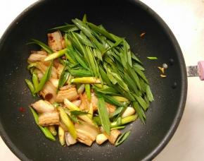 加蒜苗，加点少许盐、糖翻炒出锅。