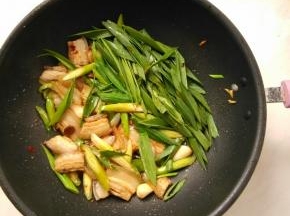 加蒜苗，加点少许盐、糖翻炒出锅。