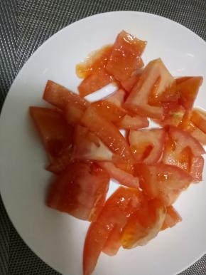 西红柿切成小块。