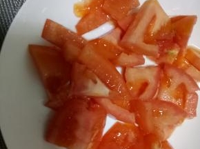西红柿切成小块。