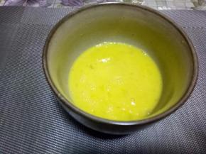 鸡蛋打入碗中，用打蛋器打散 