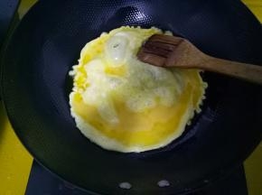 油温到7分时，放入打散的蛋液。