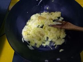 搅拌均匀，盛入盘中。