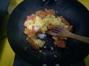 放入炒好的鸡蛋和适量白糖。继续翻炒。