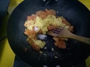 放入炒好的鸡蛋和适量白糖。继续翻炒。