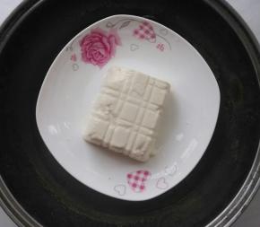 豆腐用一半，隔水蒸锅5分钟。