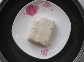 豆腐用一半，隔水蒸锅5分钟。