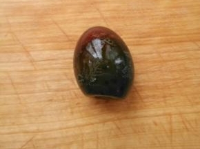 皮蛋剥皮。