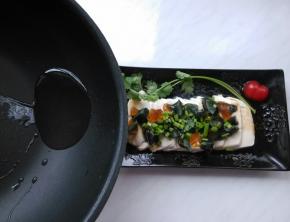 2勺热油，淋在香葱上。