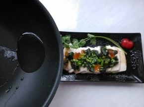 2勺热油，淋在香葱上。