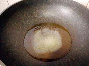 肉的炖法，基本同红烧肉的做法，锅中放入油，加入白糖炒至变黄。