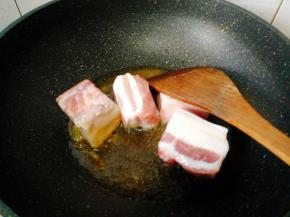 下入肉块煸炒至上色