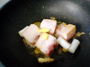 倒入葱，姜
