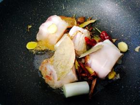 香叶，干辣椒，桔皮，桂皮，肉寇一起煸炒。

 