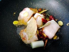 香叶，干辣椒，桔皮，桂皮，肉寇一起煸炒。

 
