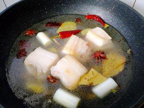 加入热水没过肉一指节，大火烧开