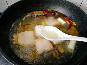 大火烧开，用汤勺捞滤出浮沫。