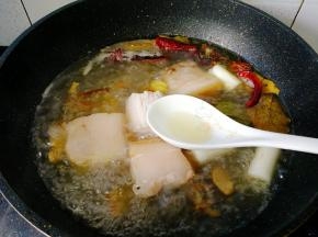 大火烧开，用汤勺捞滤出浮沫。