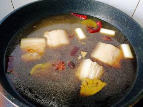 加入盐，老抽，料酒继续烧开5分钟。