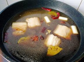 加入盐，老抽，料酒继续烧开5分钟。