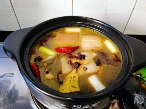 将肉和汤转至砂锅中