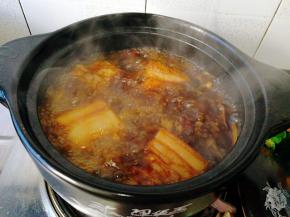 一个半小时后打开锅盖，大火稍微收汤，锅中留余汤。