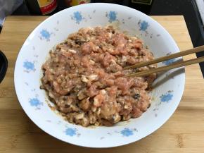 放入调料加少许水往一个方向打匀再慢慢地加入水直到打到有粘性。