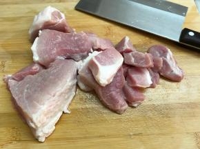 在发酵时候做馅，猪肉买回来后洗净切碎。