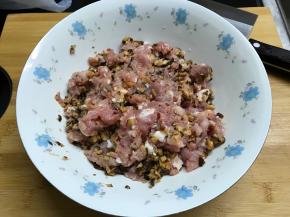 把切碎的肉和香菇拌匀。