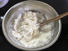 面粉、盐、酵母混匀后加水搅成絮状。