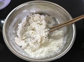 面粉、盐、酵母混匀后加水搅成絮状。