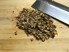 、香菇泡发后洗净切成小粒