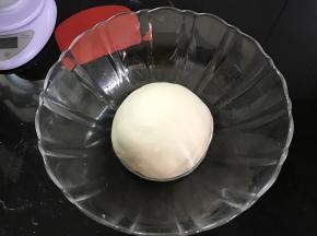 揉成光滑的面团。