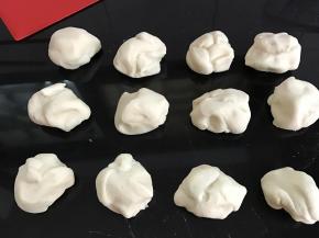 把发酵好的面团排气后分40克一个小剂子。