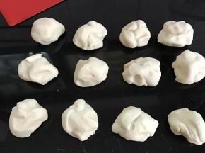 把发酵好的面团排气后分40克一个小剂子。