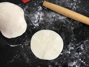 把小剂子擀成圆面片。