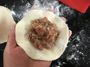 取一面片放入适量肉馅。