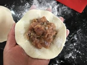 取一面片放入适量肉馅。