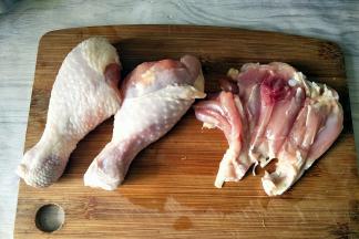 鸡腿用剪刀剪开剔骨