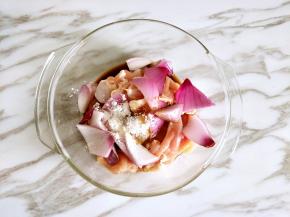 加入洋葱碎、料酒、白糖、盐、蚝油、生抽和淀粉抓匀