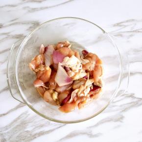 加入蛋白拌匀，腌制一个小时