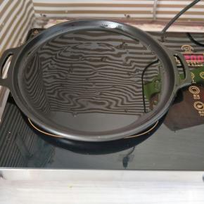 烤盘倒适量油烧热，我用的电陶炉和烤盘，没有可以用平底锅代替