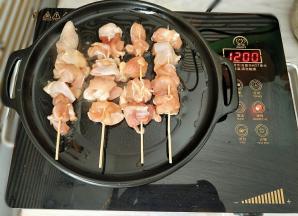 排入鸡肉串小火慢煎